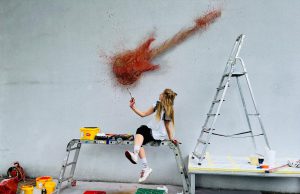 Okolicznościowy mural na ścianie kina