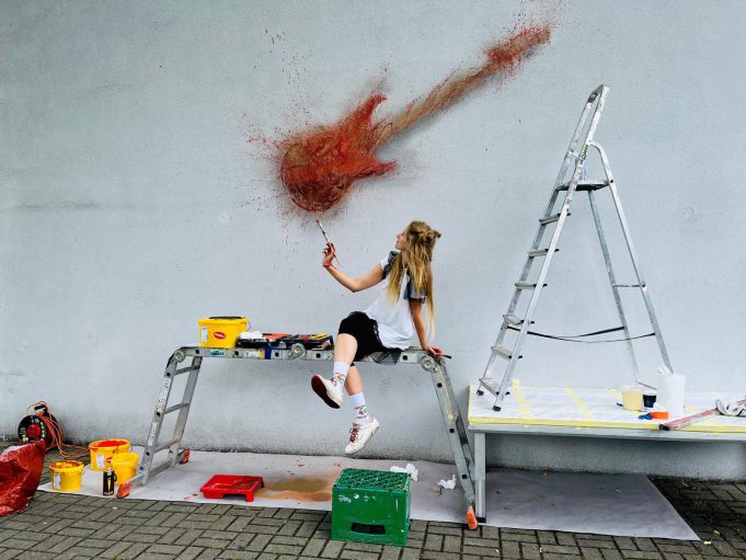 Okolicznościowy mural na ścianie kina