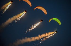 Festiwal Balonowy – pokaz paralotniarzy nad jeziorem