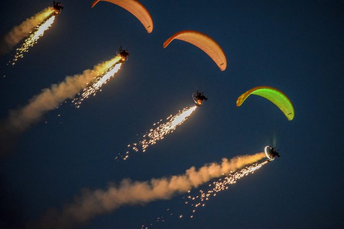 Festiwal Balonowy – pokaz paralotniarzy nad jeziorem