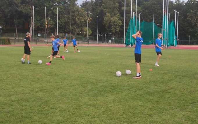 Stadion lekkoatletyczny w wakacje też tętni życiem