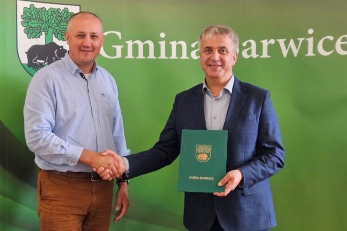 W Barwicach podpisano umowę na dowóz dzieci do szkół