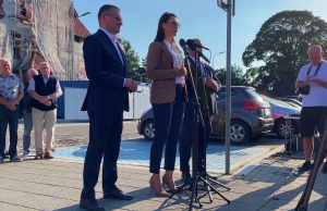 Ministrowie przed szczecineckim dworcem