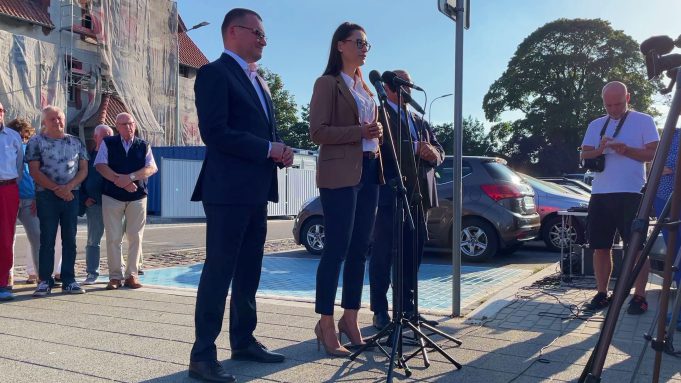 Ministrowie przed szczecineckim dworcem