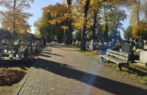 Prace porządkowe na cmentarzu w Barwicach