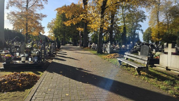 Prace porządkowe na cmentarzu w Barwicach