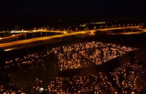 Szczecinecki cmentarz nocą z lotu ptaka