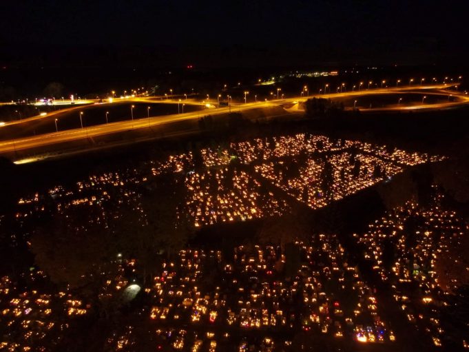 Szczecinecki cmentarz nocą z lotu ptaka
