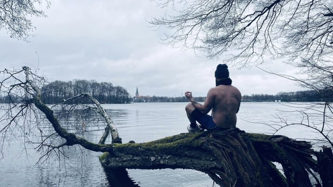 W środku zimy biegnie w szortach. W szczytnym celu!