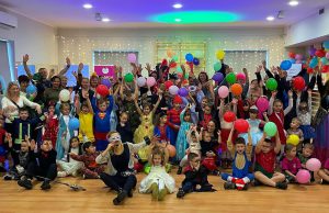 Mali mieszkańcy Bornego na balu