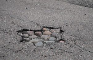 Łatanie dziur na drogach powiatowych