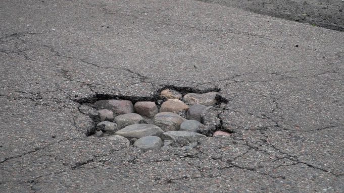 Łatanie dziur na drogach powiatowych