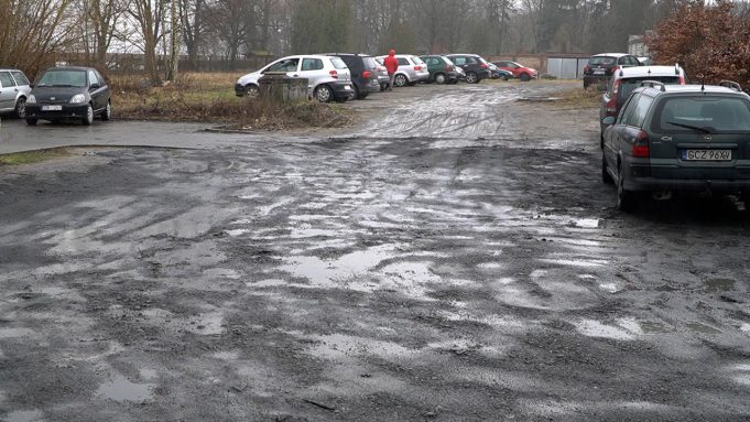 Parking przy szpitalu z wyremontowanym dojazdem