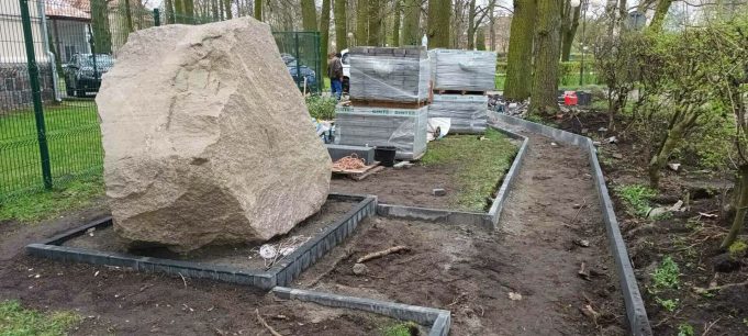 Przy Elce powstaje kolejny obelisk