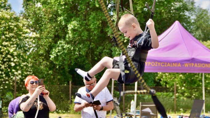 Magicznie i cyrkowo na powiatowym święcie najmłodszych