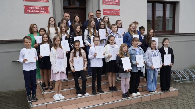 Absolutorium dla burmistrza i nagrody dla najzdolniejszych uczniów