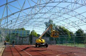 Trwa budowa zadaszenia lodowiska