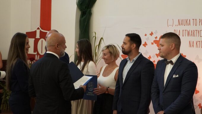Pierwszy dzwonek w powiatowych placówkach