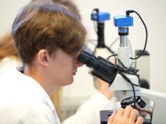 Młodzież bada stan jeziora Trzesiecko