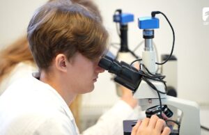 Młodzież bada stan jeziora Trzesiecko