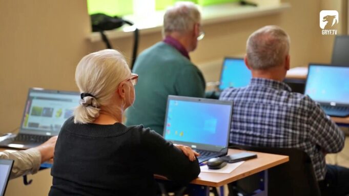 Barwiccy seniorzy bezpieczniejsi w sieci