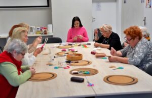 Seniorzy szyją ozdoby i pomagają