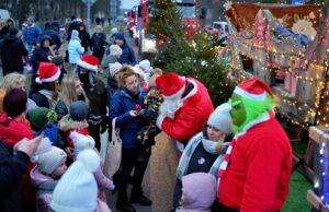 Mikołaj ze strażakami odwiedził borneński jarmark