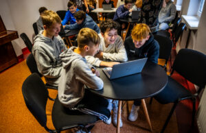 „Let’s Art – Masz Fart!” – tworzenie materiałów graficznych i promocyjnych w bibliotece