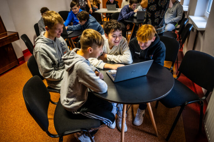 „Let’s Art – Masz Fart!” – tworzenie materiałów graficznych i promocyjnych w bibliotece