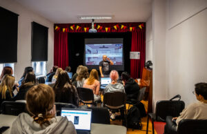 „Let’s Art – Masz Fart!” – grafika komputerowa dla młodzieży z wykorzystaniem AI