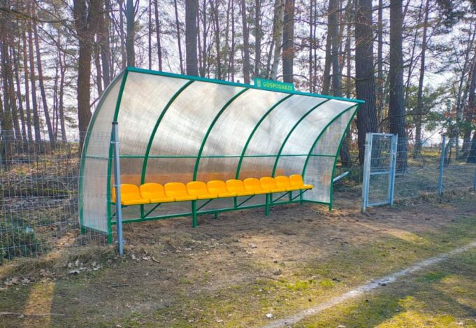 Nowe wiaty na boisku w Żółtnicy