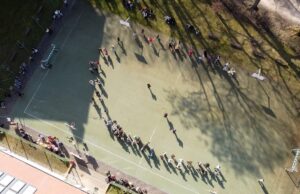 Uczniowie Elki radośnie przywitali wiosnę