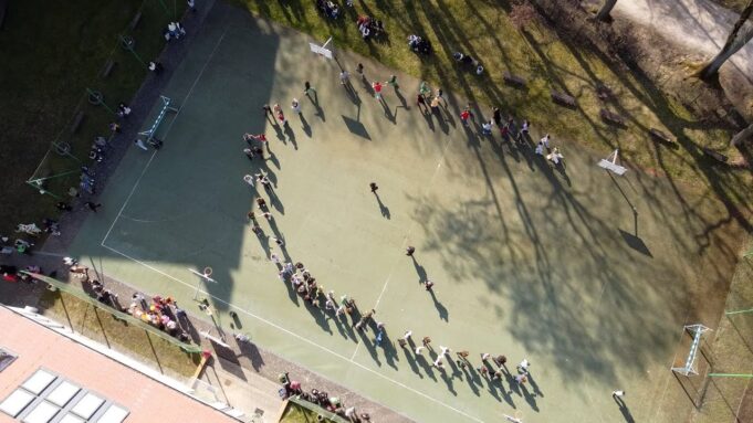 Uczniowie Elki radośnie przywitali wiosnę