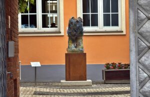 Artystyczna „Roślina” zakwitła na dziedzińcu Urzędu Miasta