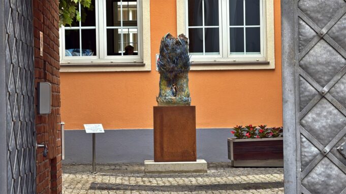 Artystyczna „Roślina” zakwitła na dziedzińcu Urzędu Miasta