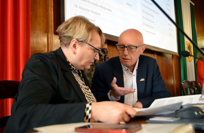Burmistrz z absolutorium i wotum zaufania