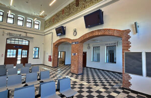 Dworzec kolejowy ożył, ale remont jeszcze trwa