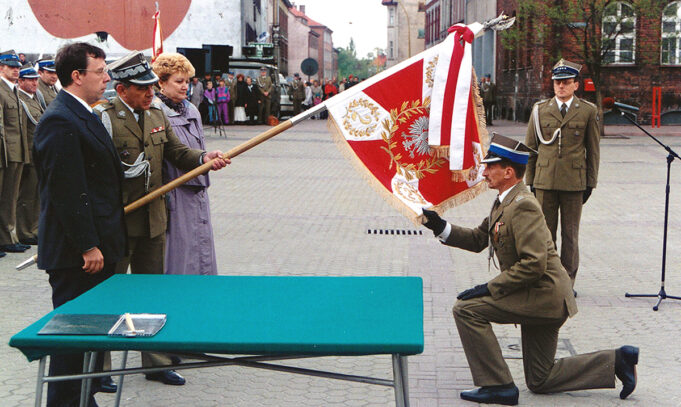 Sztandar szczecineckich żołnierzy, który jest już w Warszawie