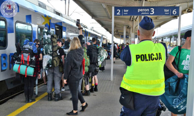 Policjanci dbają o bezpieczeństwo festiwalowiczów