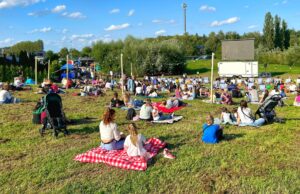 Kino plenerowe w Szczecinku – SAPiK zaprasza na Górkę Rynkową
