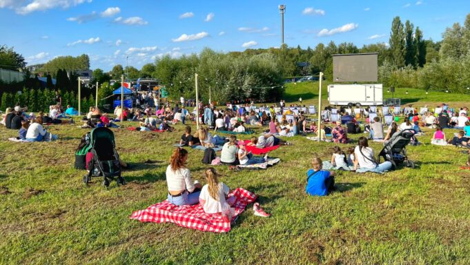 Kino plenerowe w Szczecinku – SAPiK zaprasza na Górkę Rynkową