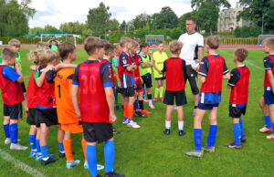 Młodzi piłkarze na powiatowych obiektach