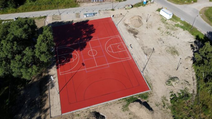 Nasz Powiat – Infrastruktura sportowa i inwestycje drogowe