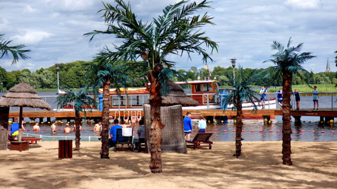 Wakacje w Szczecinku – woda w jeziorze czysta, plaże zapraszają