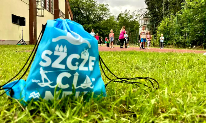Wakacje spędzają w… szkole!