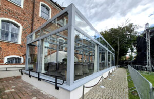 Zadaszenie tarasu przy zamku już gotowe