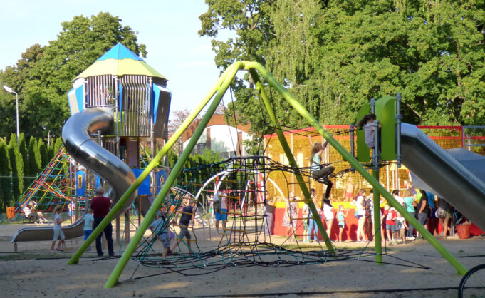 Modernizacja i doposażenie placów zabaw coraz bliżej