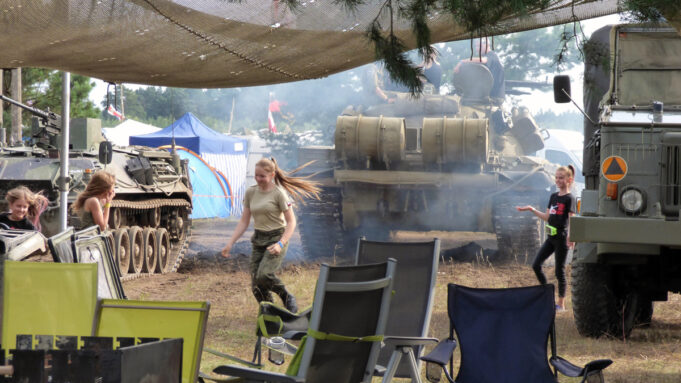 Poligon, czołgi, muzyka i jarmark militarny – Borne zaprasza