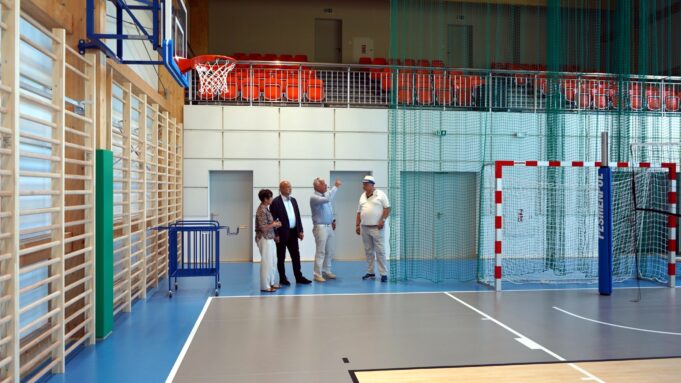 Członkowie Zarządu Powiatu obejrzeli nowe obiekty sportowe