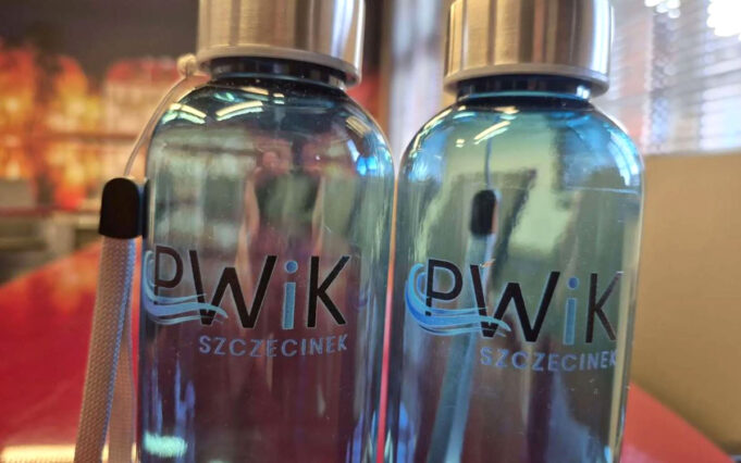 Mniej butelek, tańsza woda. PWiK promuje „kranówkę”